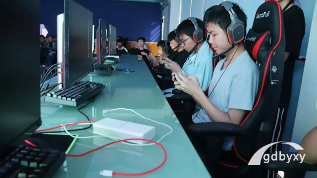 广州市白云工商技师学院电竞学生在进行手游端对战训练