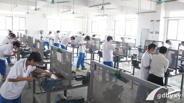 白云工商高级技工学院机电专业就业怎样？当PLC编程员年薪十万插图